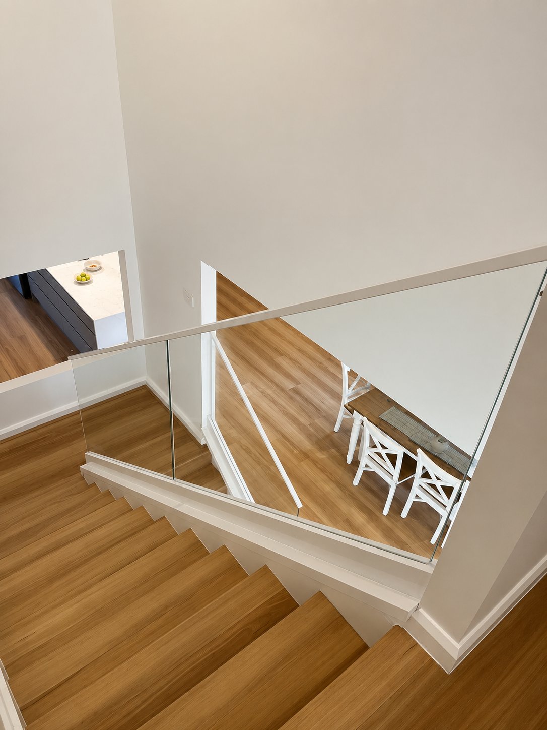Sapphire glass along the upper landing, clear sightlines through to the dining room - Channel base low iron (Sapphire) glass balustrade - Kellyville
